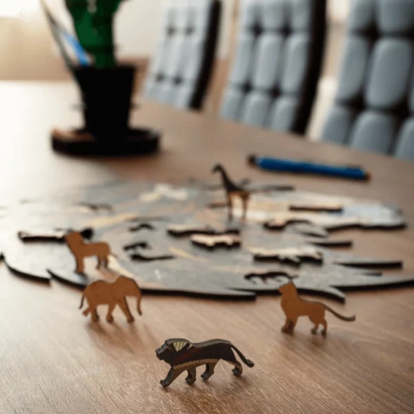 Détail des pièces du puzzle en bois Lion - Pièces sculptées en forme d'éléphant, girafe et autres animaux de la savane