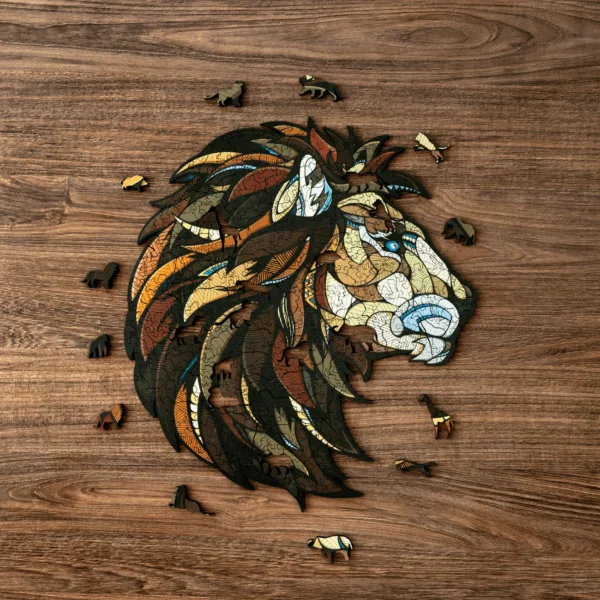 Puzzle Lion Taille M en bois écologique - Assemblage du puzzle montrant la tête du lion avec sa crinière majestueuse