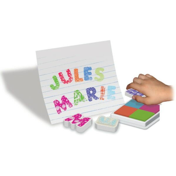 Coffret Crealign Alphabet Box avec 30 tampons lettres et un encreur 4 couleurs, idéal pour apprendre à composer des mots.