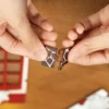 Serre-Livres DIY - Scène d'intérieur de Noël, maquette en bois 3D représentant une ambiance festive avec sapin décoré, bonhomme de neige et LED intégrées pour illuminer votre espace, book nook, christmas indoor scene