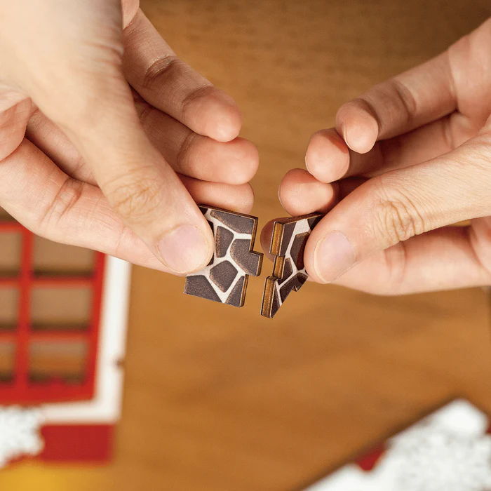 Serre-Livres DIY - Scène d'intérieur de Noël, maquette en bois 3D représentant une ambiance festive avec sapin décoré, bonhomme de neige et LED intégrées pour illuminer votre espace, book nook, christmas indoor scene