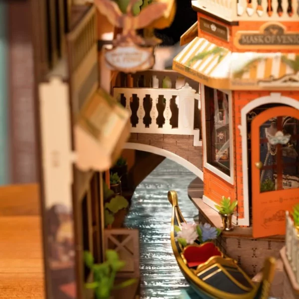 Serre-livres DIY - Venise Romantique, une maquette miniature 3D représentant Venise avec ses gondoles, ses cafés, et son architecture élégante, idéale pour décorer une bibliothèque, serre-livres-book-nook-wooden-model-romantic-venice-venise-romantique-tgb08-book-nook-rolife-mykitdiy-rokr-kit-diy