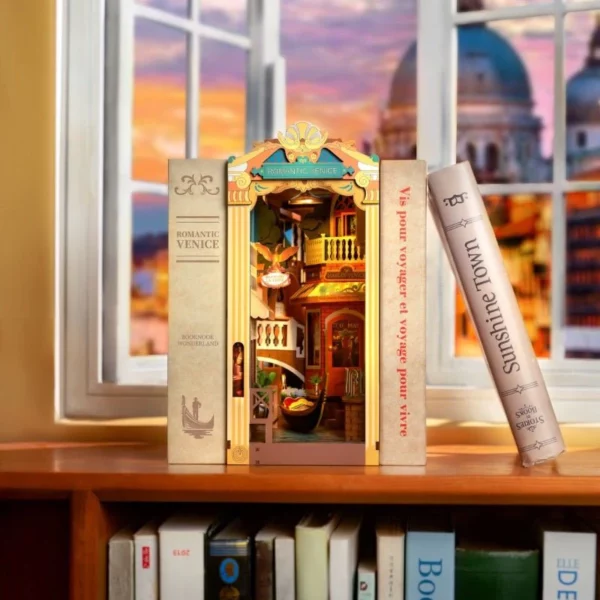 Serre-livres DIY - Venise Romantique, une maquette miniature 3D représentant Venise avec ses gondoles, ses cafés, et son architecture élégante, idéale pour décorer une bibliothèque, serre-livres-book-nook-wooden-model-romantic-venice-venise-romantique-tgb08-book-nook-rolife-mykitdiy-rokr-kit-diy