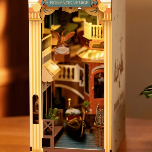 Serre-livres DIY - Venise Romantique, une maquette miniature 3D représentant Venise avec ses gondoles, ses cafés, et son architecture élégante, idéale pour décorer une bibliothèque, serre-livres-book-nook-wooden-model-romantic-venice-venise-romantique-tgb08-book-nook-rolife-mykitdiy-rokr-kit-diy